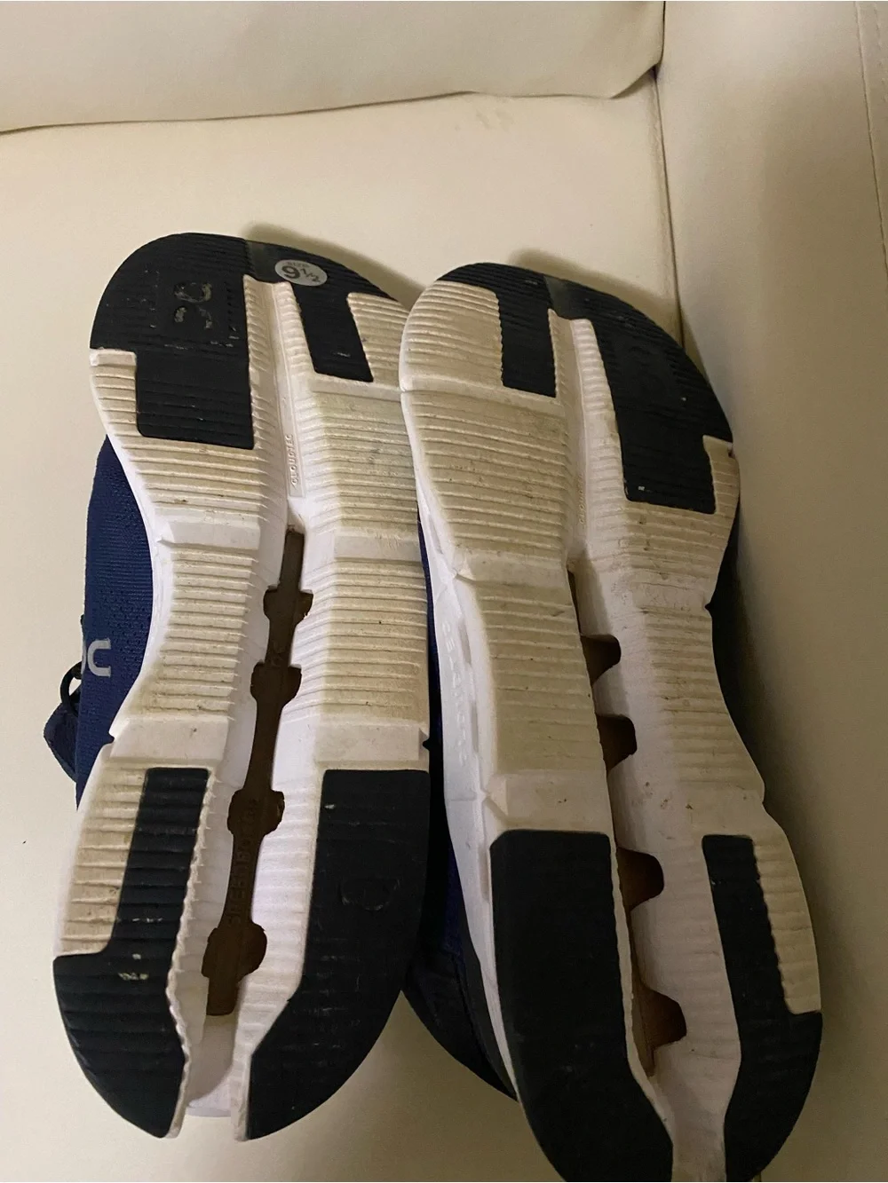 On Running 9.5 Navy and White Men’s Athletic Sneakers
